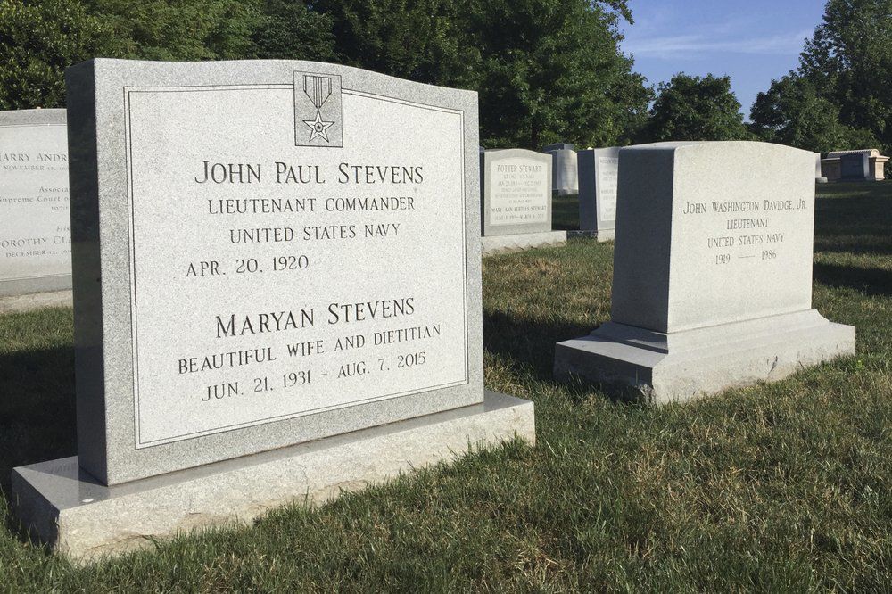 JOHN PAUL STEVENS - BURIAL AT ARLINGTON - AP - FIL E.jpeg